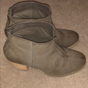 URBAN OUTFITTERS BOOTIES
